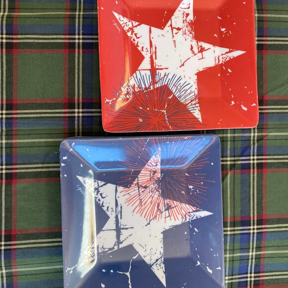 Citrus Grove Set of 8 Shiny Plastic Americana 8" Square Red & Blue Star Plates - Picture 1 of 8